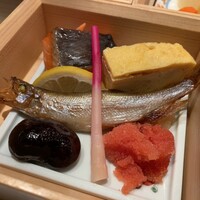 日本料理 からまつ - 一の重・メイン(鮭・ししゃも・たらこ・玉子焼き・黒豆)