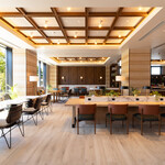 レストラン オーヴェール - 駅前広場に面した大きな窓から光が差し込む、明るく開放的な空間。