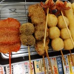 串カツ田中 - 左から紅生姜天、カレー玉、牛カツ、たこウインナー、うずら、チーズ