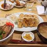 餃子ふじたた - 餃子定食＋定食ライスを炙りチャーシュー丼(小)に変更