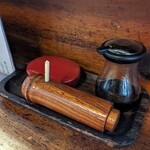 石橋うなぎ店 - カウンター席の卓上