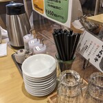 餃子ふじたた - テーブル席の卓上