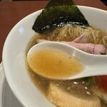 酒肴場 屯 - しっかりした煮干しの旨みをピリリと刺激的な山椒が味を引き締める逸杯