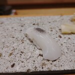 鮨 玉かがり 天ぷら 玉衣 - この時期しか捕れない？？イカの小ぶりなにぎり！　自家製イカ墨塩でいただきます！　すごいー
