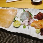 鮨 玉かがり 天ぷら 玉衣 - お醤油では食べないお造り盛り　天然平目、天然鯛、かつおの藁焼き、赤貝