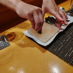 鮨 玉かがり 天ぷら 玉衣 - 岩塩プレートに酢橘を搾り軽くおしつけて