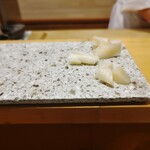 鮨 玉かがり 天ぷら 玉衣 - 手作りのガリ三種