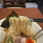酒肴場 屯 - 全粒粉入りの麺はスルッとしなやかな茹で上がり