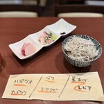 酒肴場 屯 - 海鮮丼¥500は、ハガツオ、カイワリ、ブリ、シマアジ、釜揚げしらす。