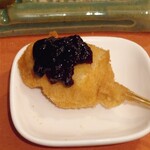 ぎんざ磯むら - バースデー特典のデザート串
      カマンベールチーズにブルーベリーソース
      
      カマンベールチーズのと
      バナナにチョコソースのどちらかを選択