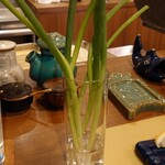 ぎんざ磯むら - お口直しのねぎ
      一瞬、観葉植物に見えてしまう。笑(´∀｀*)
      上にいくほど、苦いとお店の人に言われたけど、
      辛いの間違えじゃないかな～