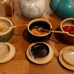 ぎんざ磯むら - 左から
      塩山椒、カラシ、ケチャップ