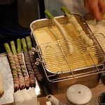 ぎんざ磯むら - アスパラ仕込み中〜
      アスパラだけ丸々１本揚げてるものかと思いきや、
      豚バラで巻いてあったんですね～