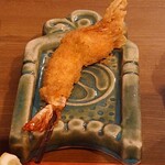 ぎんざ磯むら - 天使の海老
      先の部分は塩でさっぱりと
      真ん中部分に頭があって弾けますと説明受けました。