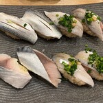 Sushi Katsu - コハダ、〆サバ、アジ。
                      ネタは毎朝豊洲や川崎の市場から仕入れているそうですが、この時期なのに鯵の脂が乗っていて美味しかったそう。