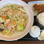 リンガーハット - ❀〖太めん皿うどん〗（880えんえん）
❀〖ぎょうざ3個とごはんセット〗(310えん)
にんにく有(竹炭入り)orにんにく無】
⥥⥥
❀にんにく有(竹炭ぎょうざ)をチョイス♬
✿ごはん大盛り無料

