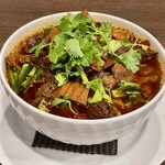 四川 郷土菜 シャンバァロウ - 四川名物麺料理！牛スジピリ辛麺(郷村牛肉麺) 1750円