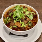四川 郷土菜 シャンバァロウ - 四川名物麺料理！牛スジピリ辛麺(郷村牛肉麺) 1750円