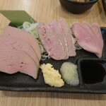 大衆酒場 鳥祐 - 肉刺なかなかのピンク色。豚?牛?