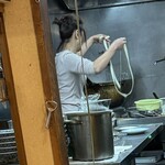 蘭州牛肉拉面 - ビャンビャン麺延ばすところ