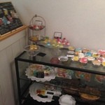 シャララ舎 - 2013年10月訪問時：レジ横の棚