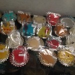 シャララ舎 - 2013年10月訪問時：棚の上に可愛く並んでいます、ハロウインモチーフもあります