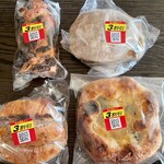 Kusuri no fukutarou - ニューヨークバブカ、石窯焼き印西カレーパン
                      ジャーマンソーセージ、蜂蜜ゴルゴンゾーラ