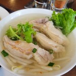 ブア・デ・タイ - クイッティオガイ
            (米麺) 鶏肉が柔らかく煮込まれたものが乗っていて、 スープが薄いので調味料で 調整すると良いかもしれません