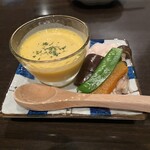 炭火焼鳥 ひらちゃん - お通し（かぼちゃの冷製スープ+秋野菜のおひたし）