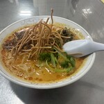 台風飯店 - 結構な量の揚げ麺トッピング