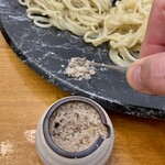 和渦製麺 - 皿の淵に藻塩を少々