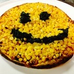 ラ・ディッシュ - 誰もが微笑むスマイルピザ！！これは、まかない用にあそび心で作りました。カットする時に見つめられてる感じが笑えました．．．