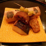 東條 - 吹寄せ　カマス杉板・鰆幽庵焼き・銀ふぐ唐揚げ・蓮根揚げ