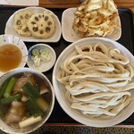 駕籠休み - 並盛りでも迫力のうどん。