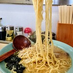 ラーメン 頑固おやじ - ネギラーメン 小 (味薄め)　850円
            
            弱黄色の縮れで標準的な麵。
            スープを良く引き上げ絡みは良いです。