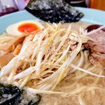 ラーメン 頑固おやじ - ネギラーメン 小
            肩ロースチャーシューは、サイズダウン?
            柔らかく、噛みごたえもあり美味しい。
            半味玉も程よい味付、メンマが柔らか、
            ワカメ&海苔装備。
            ネギの味付けは、とても良かったです。