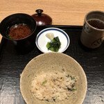 同心町 和食 瑞 - 8種の中から土鍋窯炊き込みご飯1グループ1種選べます。鰤や牛蒡など選べましたが、今日は牡蠣ご飯で、食べきれないご飯はおにぎりの手土産にしてくださいます。