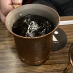 Umedakohi kannyu waishi - 熱々のコーヒーを氷の入った銅カップに注ぐ。すごく美味しいアイスコーヒーでした。