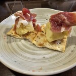 金町製麺 - 生ハムとポテサラのおつまみ