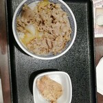 Yoshinoya - カラアゲと牛丼（並）