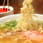 渋谷 てやん亭" - ソーキそば　やわらかーく煮込んだお肉にカツオと豚のWスープ！！もちもちの麺でどーぞ。