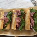 Delifrance Karuizawa Ten - サンドウィッチ人気NO1「バケットサンド（スパイシービーフ）は注文すると、指示通りに切ってくれる。