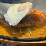 グリル ロア - 目玉焼きも鉄板で焼かれてます。