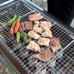 Kotoyado Bai Mariotto Hakuba - BBQ　調理中の肉