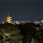 Resutoran Hiramatsu Koudaiji - 4Fメインダイニングから八坂の塔（法観寺の五重塔）などの夜景
