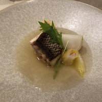 レストランひらまつ 高台寺 - 3．天然真鯛のポワレと生ハムの香るそのコンソメ　小蕪のローストと共に