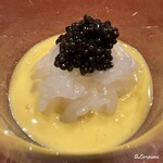 御料理 寺沢 - 黄身酢で味わう薄く包丁が入れられた障泥烏賊にキャビア