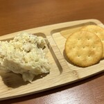 食らえイタリアン - お通し　418円　リッツの裏には、クリームチーズあり。