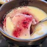 Aguni - 杏仁豆腐にブルーベリーソースかな？