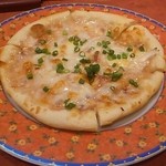 食彩ダイニング 紅独楽 - イカ塩辛のピザ
